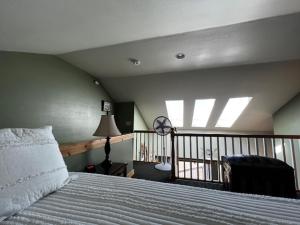 ニューポートにあるKrakens Koveのベッドとバルコニーのある寝室