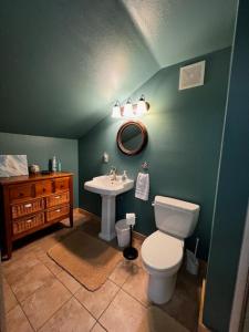 ニューポートにあるKrakens Koveの緑豊かなバスルーム(トイレ、シンク付)