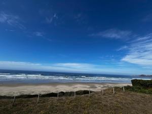 ニューポートにあるKrakens Koveの海を背景にした砂浜