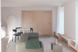 a living room with a couch and a table at Verwalterinnenhaus in Werben