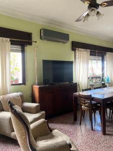 Μια τηλεόραση ή/και κέντρο ψυχαγωγίας στο Dormitorio en casa de familia