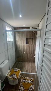 a small bathroom with a shower with a toilet at Kitnet do Pedrinho Provetá Provetá Ilha Grande in Angra dos Reis