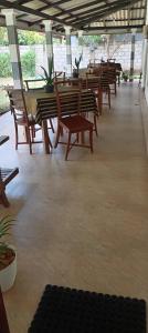 ポロンナルワにあるLake Edge Hotelの木製の椅子・テーブル