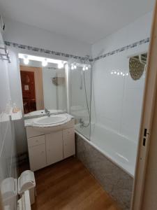 Un cocon en plein cœur de la Mongie في لا مونجي: حمام مع حوض ودش