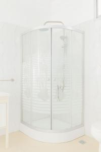- une cabine de douche en verre dans une salle de bains blanche dans l'établissement Modern Family Apartment in Kinshasa, à Kinshasa 23 autres photos