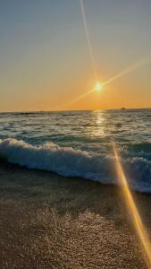 a sunset on the beach with the ocean at Cocon Romantique in Saint-Gilles les Bains