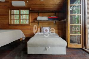 Cette chambre comprend un lit et un canapé. dans l'établissement Suíte Top – Entre Bosques de Gramado, à Gramado