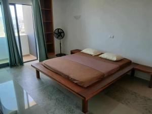a large bed in a room with a fan at MonteCara Apartamento in Lazareto