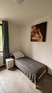 a bed sitting in a room with a window at Appartement Сoppenbrügge in Coppenbrügge