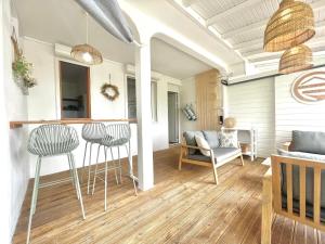 a living room with a bar and two stools at La p’tite barque Antillaise in Deshaies