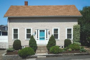 Stay at East Gloucester في غلوستر: بيت ابيض وباب ازرق وشجيرات
