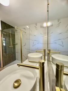 a bathroom with two sinks and a bath tub at T4 moderne parking Théodore Bac - DABNB in Limoges +25 photos