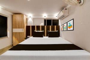 une chambre avec deux lits dans une pièce dans l'établissement Hotel O Stay Inn, à Kolkata
