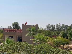 a building with a bird sitting on top of it at Ferme Med in Tougouana