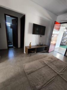 伊瓜苏Casa aconchego的客厅墙上挂着一台平板电视 更多22张照片