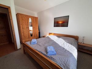 a bedroom with a bed with two towels on it at Kranichhaus Boddenblick in Saal