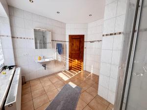 a bathroom with a shower and a sink at Kranichhaus Boddenblick in Saal