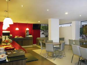 Una cocina y un comedor con mesa y sillas. en ibis Maceio Pajuçara, en Maceió