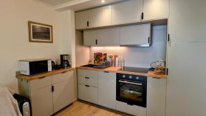 Kuchyň nebo kuchyňský kout v ubytování Résidence Jandri 2 by Leavetown Vacations