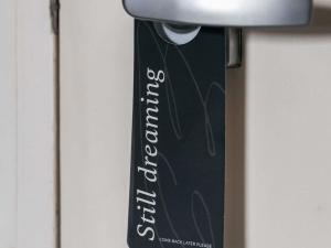 ein schwarzes Türschild an einem Türgriff in der Unterkunft Mercure Sydney Parramatta in Sydney