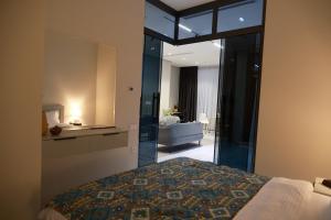 ein Schlafzimmer mit Bett und ein Wohnzimmer in der Unterkunft Tashkent City Downtown Deluxe Host Apartments in Taschkent