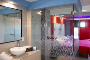 een badkamer met een wastafel en een glazen douche bij Hotel Urbane in Mexico-Stad
