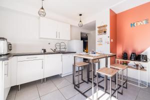 Kuchyň nebo kuchyňský kout v ubytování Nid confort proche du canal du midi 2 terrasses Labège