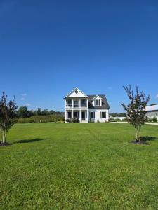 Κήπος έξω από το Luxurious Eastern Shore Getaway