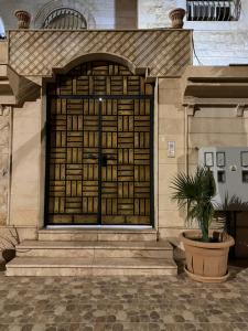 einer Haustür eines Gebäudes mit Topfpflanze in der Unterkunft Luna Luxury Apartment in Medina