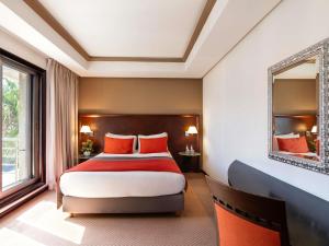 Postel nebo postele na pokoji v ubytování Le Diwan Hotel Rabat - MGallery Collection