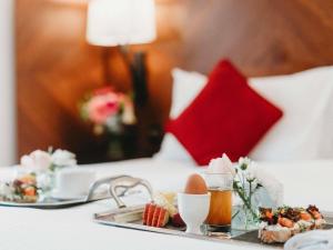 Jídlo v hotelu nebo okolí + 132 fotografií