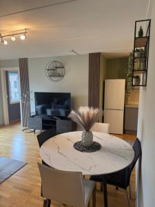 a living room with a dining room table with chairs at Verven 10 in Stavanger