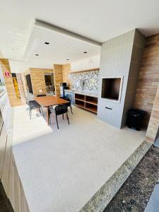 a kitchen and dining room with a table and chairs at apartamento com vista para o mar in Aracaju