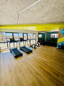 a gym with treadmills and elliptical machines at apartamento com vista para o mar in Aracaju