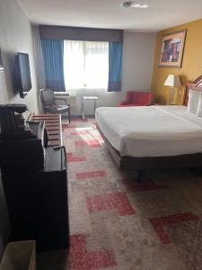 ヘイワードにあるAmericas Best Value Inn Haywardの大きなベッドと窓のあるホテルの部屋