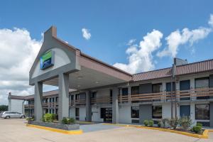 ein Hotel mit einem Schild an der Vorderseite in der Unterkunft SureStay Studio by Best Western Gonzales in Gonzales