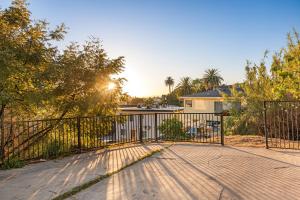 eine Auffahrt mit einem Tor mit Bäumen und einem Haus in der Unterkunft Echo Park Spacious Two-Bedroom Apartment with Private Yard and Parking in Los Angeles