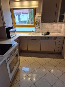Kuchyň nebo kuchyňský kout v ubytování Wohlfühl EG Wohnung Giebelstadt nahe Würzburg, B19, DAA, A3, A7, A81 + 5 fotografií