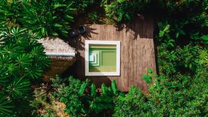 莱蒂西亚Burú Nature Hotel的森林中房间的俯视图