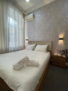 Postel nebo postele na pokoji v ubytování RUNO inn Hotel