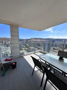 Balkón nebo terasa v ubytování מיני פנטהאוז יוקרתי מול הים