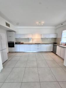 Kuchyň nebo kuchyňský kout v ubytování מיני פנטהאוז יוקרתי מול הים