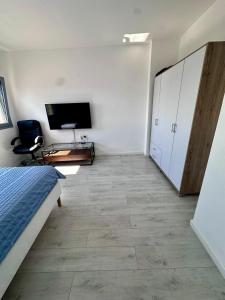 TV a/nebo společenská místnost v ubytování מיני פנטהאוז יוקרתי מול הים