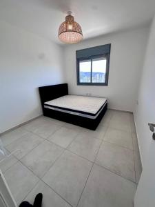 Postel nebo postele na pokoji v ubytování מיני פנטהאוז יוקרתי מול הים