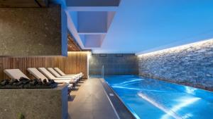 Kolam renang di atau dekat dengan LoneryLuxuryHome Chantignan