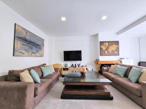 パロス岬にあるSweet home Cabo de Palosのソファとコーヒーテーブルのあるリビングルーム