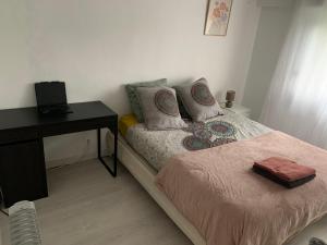 a small bedroom with a bed and a desk at Chambre à Hoenheim à 10 min de Strasbourg une chambre cosy in Hoenheim +1 photo