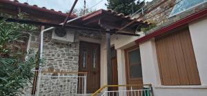 eine Veranda eines Hauses mit einer Holztür in der Unterkunft Castle Balcony in Nafpaktos