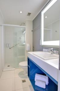 Un baño con lavabo, inodoro y ducha. en Quality Faria Lima, en São Paulo