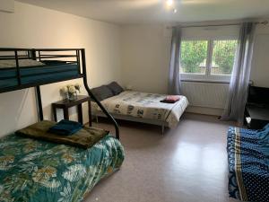 a bedroom with two bunk beds and a window at Chambre Spacieuse pour Familles ou Groupes 5 Pers plus Bébé in Hoenheim